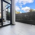 Burwood Stunny Apt With Parking Train&Shopping