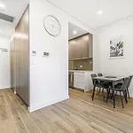 Burwood Stunny Apt With Parking Train&Shopping
