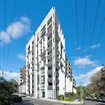 Burwood Stunny Apt With Parking Train&Shopping