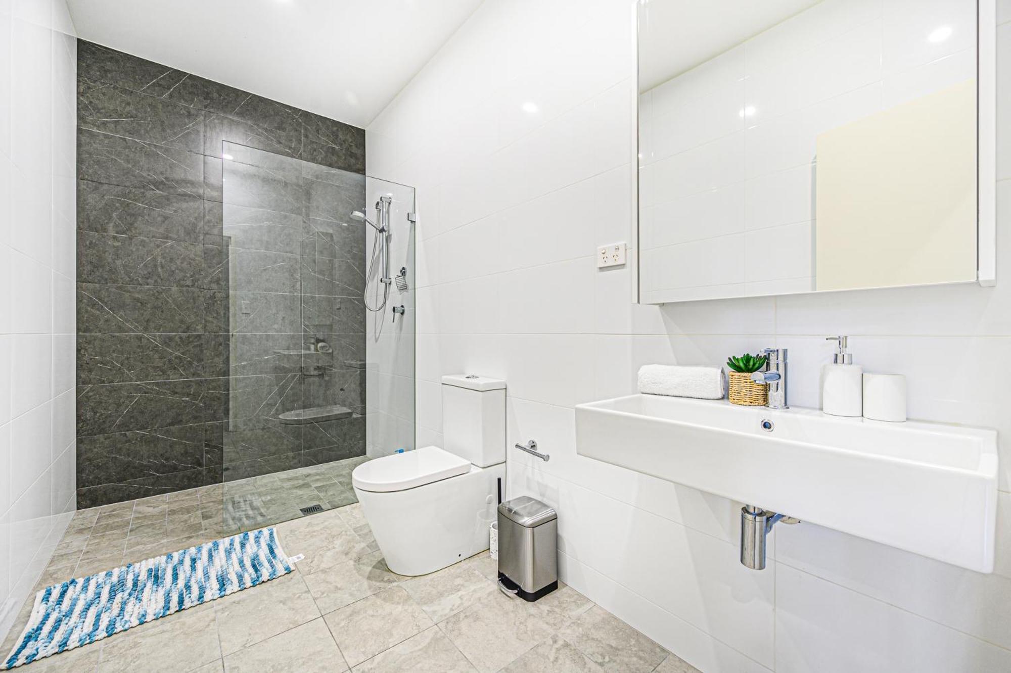 Apartment Burwood Stunny With Parking Train&shopping