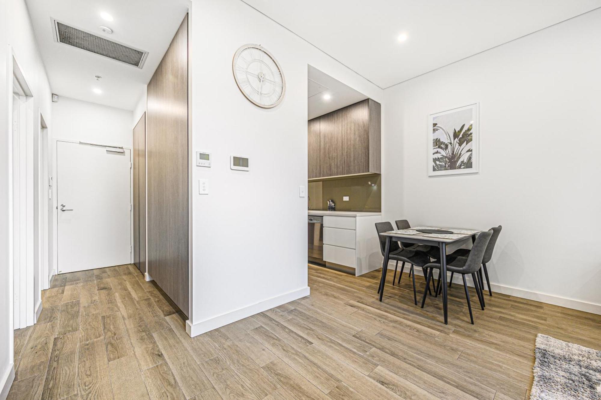 Apartment Burwood Stunny With Parking Train&shopping