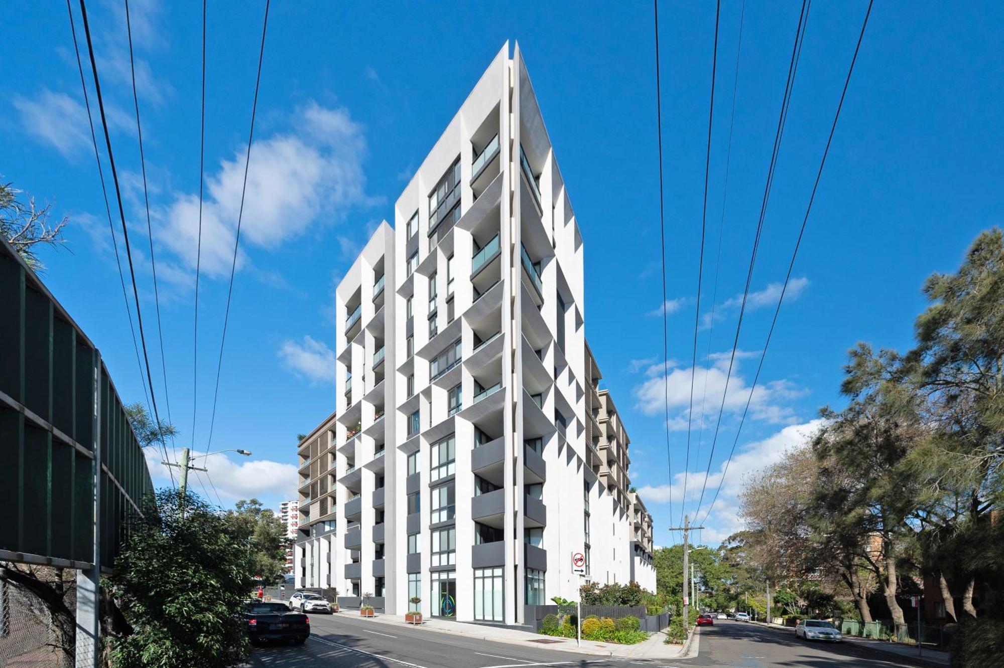 Apartment Burwood Stunny With Parking Train&shopping